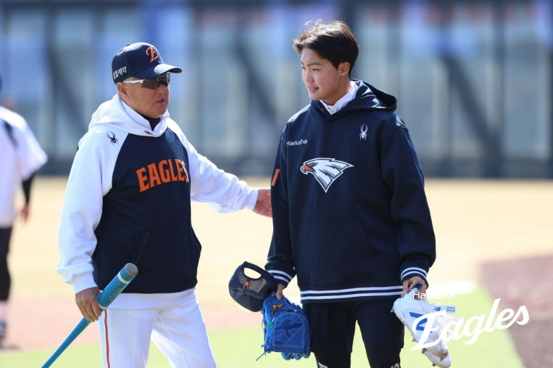 ハンファ·イーグルスの金卿文（キム·ギョンムン、左）監督とチョン·ウジュ。/写真=ハンファ·イーグルス提供