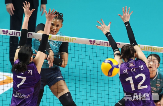 スパイクするシルバ。 /写真=ニューシス