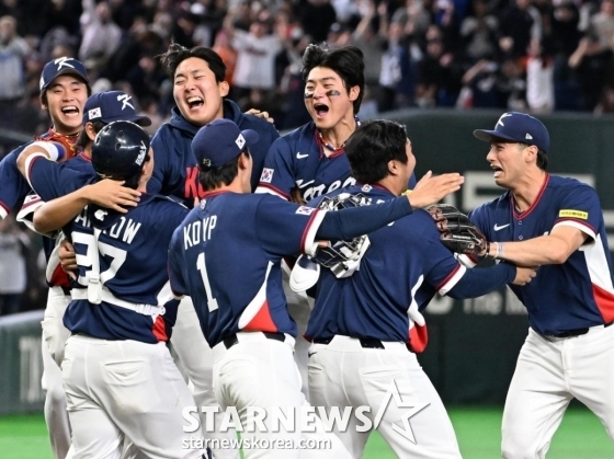 Игроки сборной Кореи счастливы после подтверждения выхода в четвертьфинал. /Reuters=Новости 1