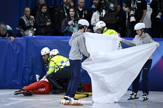 图为，卡米拉•塞利耶尔（左一）发生事故后的情景。 =法新社BBNews=新闻1。