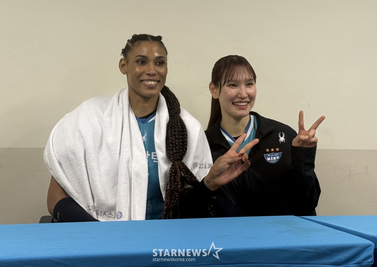 Gisele Silva (left) and Ahn Hye-jin pose at a press conference after winning the women's semi-playoff of the "2025-26 Jin Air V-League" at Jangchung Gymnasium in Seoul on the 24th. /Photo = Reporter Park Jae-ho