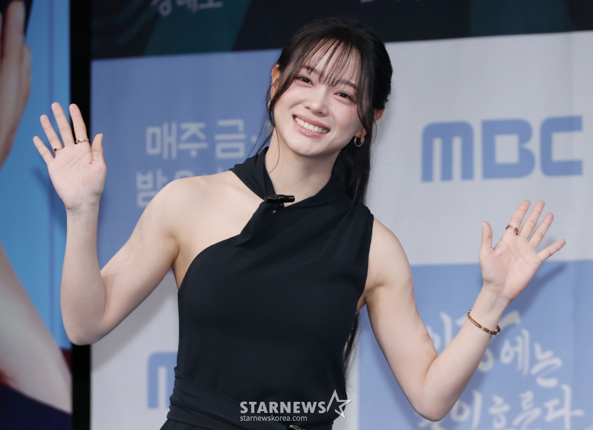 30日上午,演员金世正出席在首尔麻浦区上岩洞MBC大楼举行的金土电视剧《漓江有月亮》的制作发布会,并摆出造型,供记者们拍照。 /2025.10.30/照片=李东勋 photoguy@