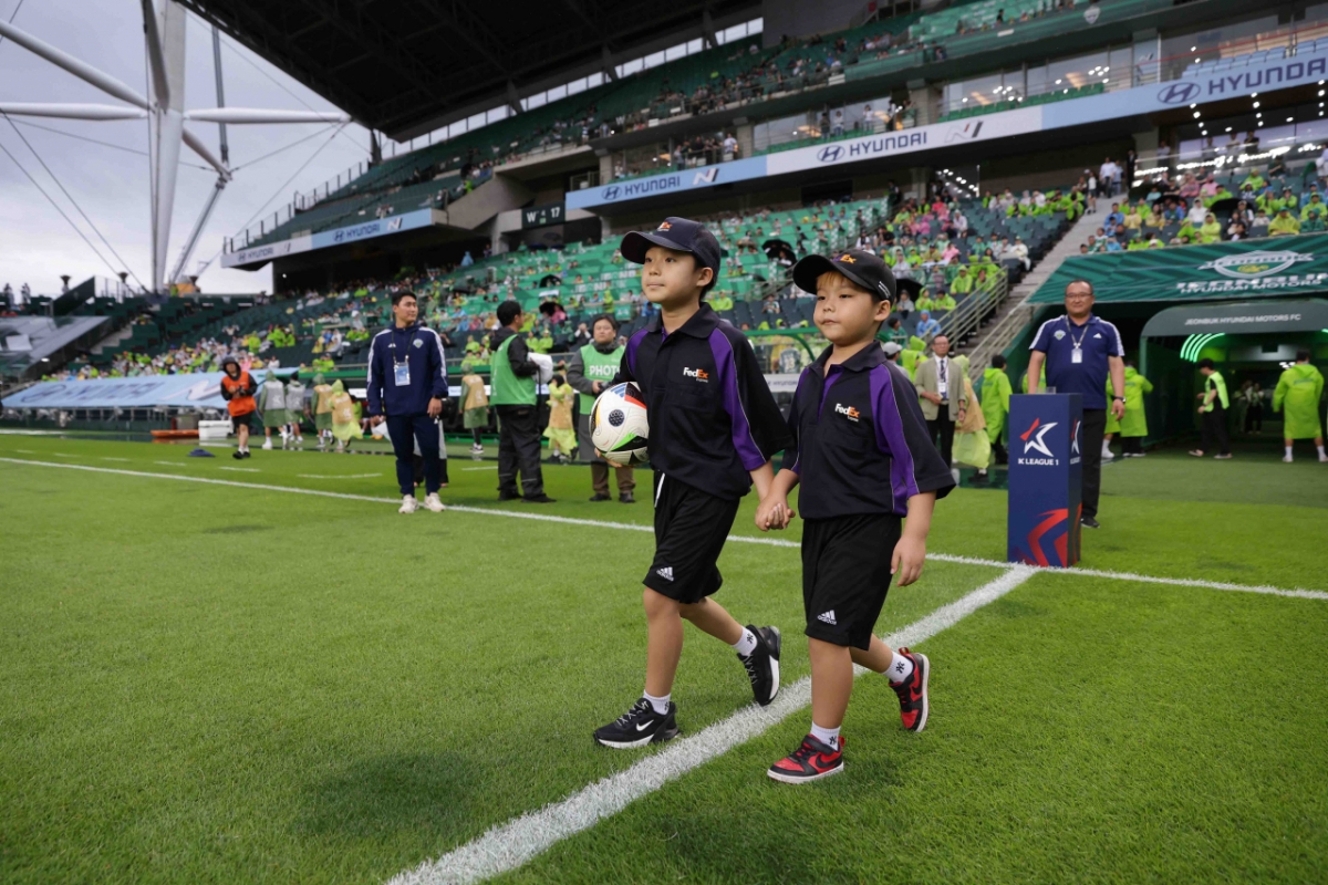 图为联邦快递Game Ball送货儿童活动现场。 =图为，韩国职业足球联盟提供。