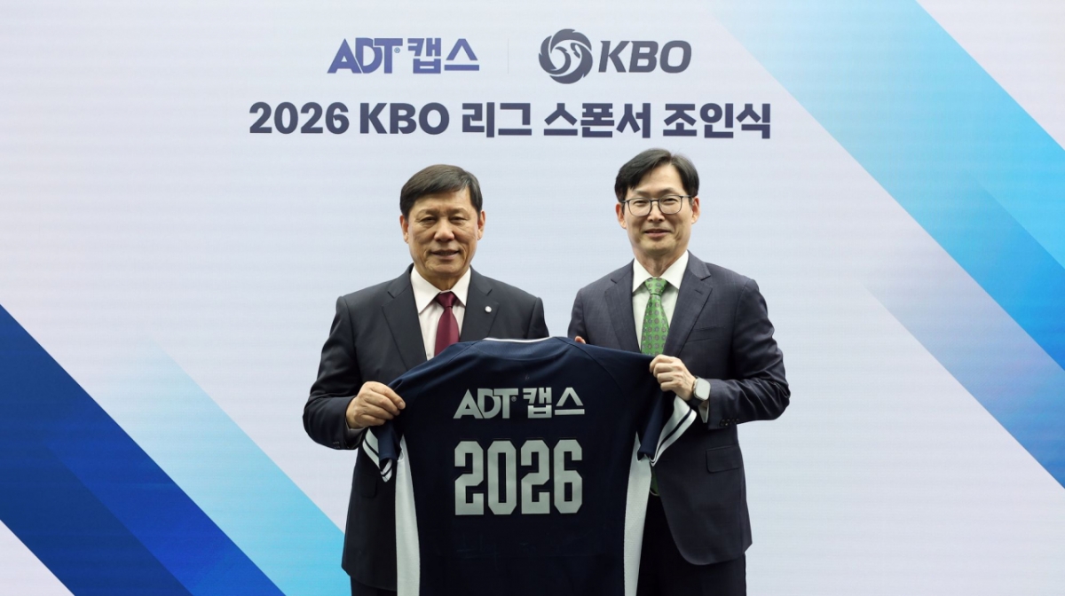 KBO x ADT CAPS签字仪式。 KBO总裁许龟渊（左）和SK Shielders代表闵基植。 =照片=KBO提供。