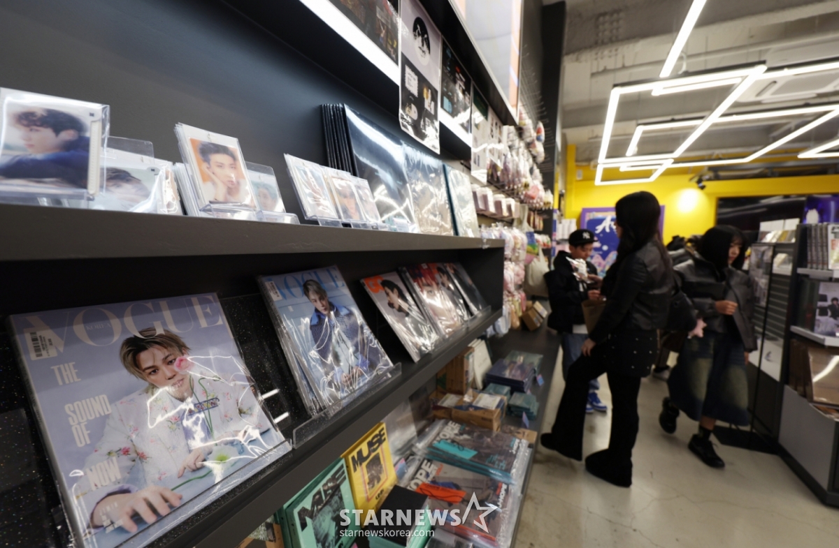 22日,以金珍雅记者=防弹少年团(BTS)的回归演出为契机,首尔光化门和明洞一带的流通街正在享受商机,外国人在首尔中区明洞街的K-meca明洞总店查看各种产品。 =图为，bluesoda@newsis.com 。