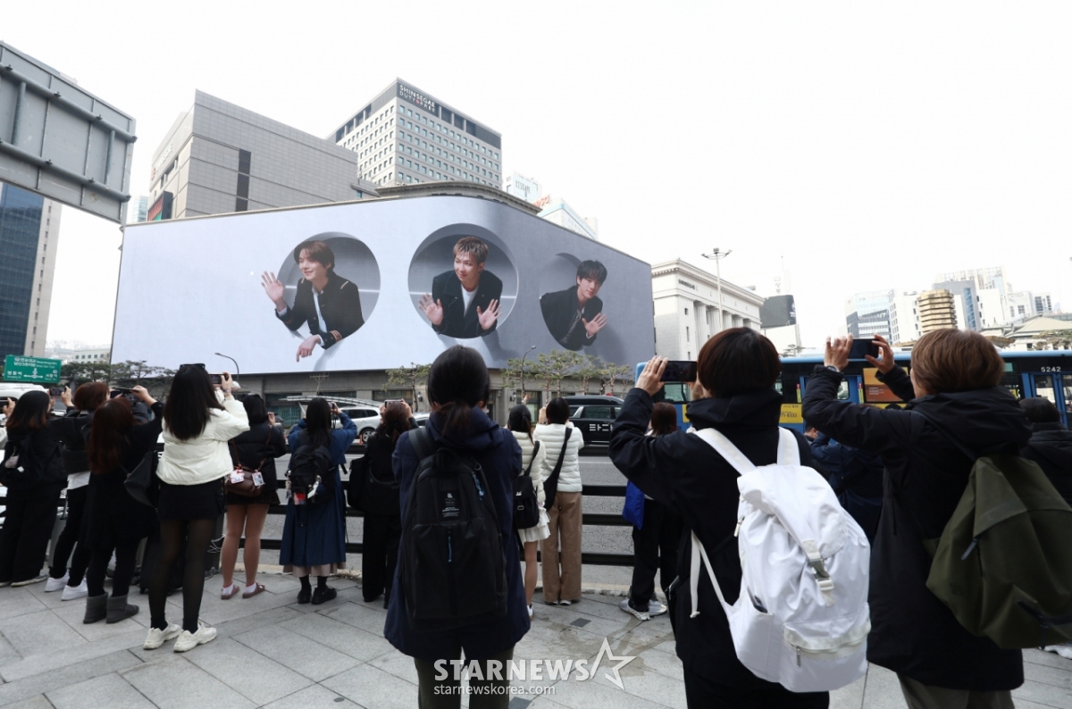 (首尔=新闻1)记者金敏智=防弹少年团(BTS)回归演出的第二天22日上午,在首尔中区新世界百货商店附近,正在拍摄防弹少年团的粉丝俱乐部ARMY播出的BTS的样子。 2026.3.22/新闻1 Copyright©新闻1. Allrights reserved.禁止擅自转载和重新发布,禁止使用AI学习。 =照片=（首尔=新闻1）金敏智。