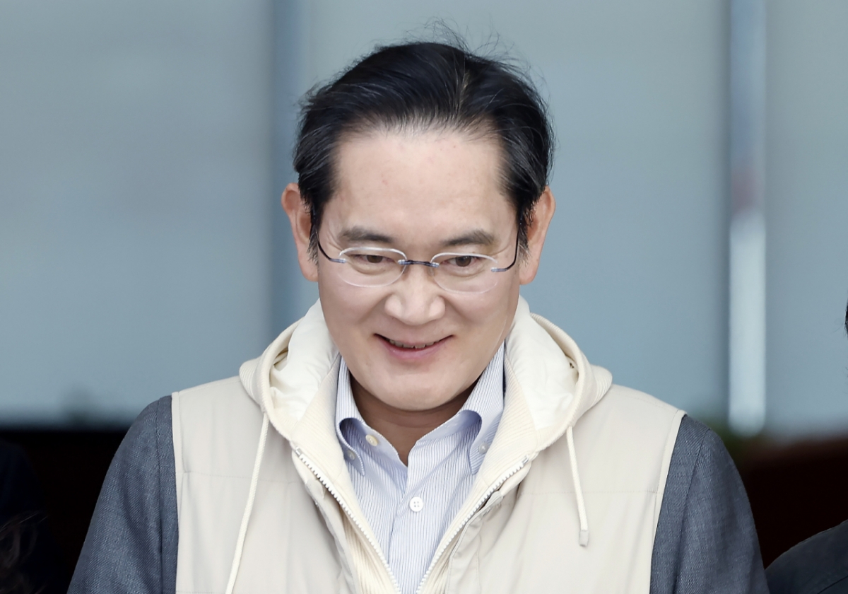 Chairman Lee Jae-yong is returning home through Gimpo Business Aviation Center in Gangseo-gu, Seoul, after completing his overseas schedule in Europe on the 13th./Photo courtesy = News 1 