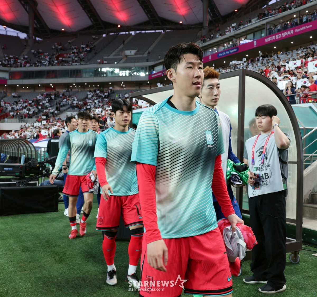 孫興民が昨年6月10日、ソウルW杯競技場で北中米W杯最終予選最後の試合であるクウェート戦が行われる中、ベンチに向かっている。 /写真=姜永祚（カン·ヨンジョ）先任記者