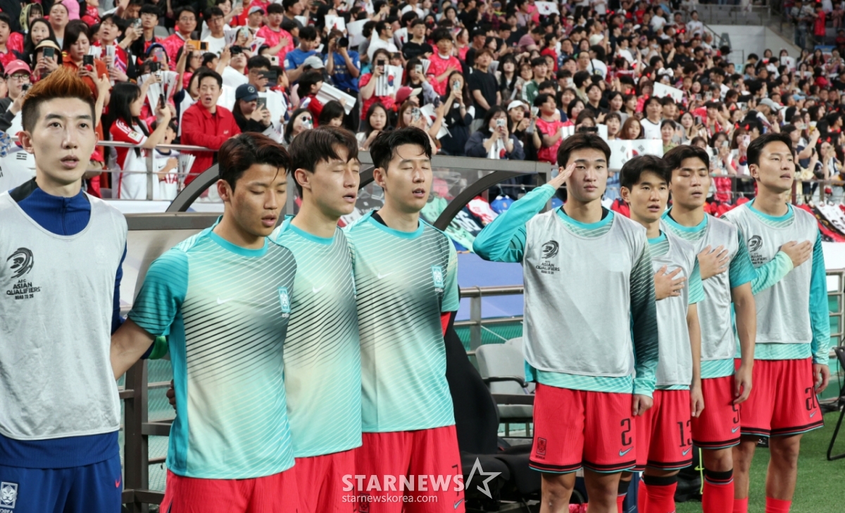 昨年6月10日、ソウルW杯競技場で北中米W杯最終予選の最後の試合であるクウェート戦で、先発ではなく交代で出場した孫興民（ソン·フンミン、左から4人目）。 /写真=姜永祚（カン·ヨンジョ）先任記者