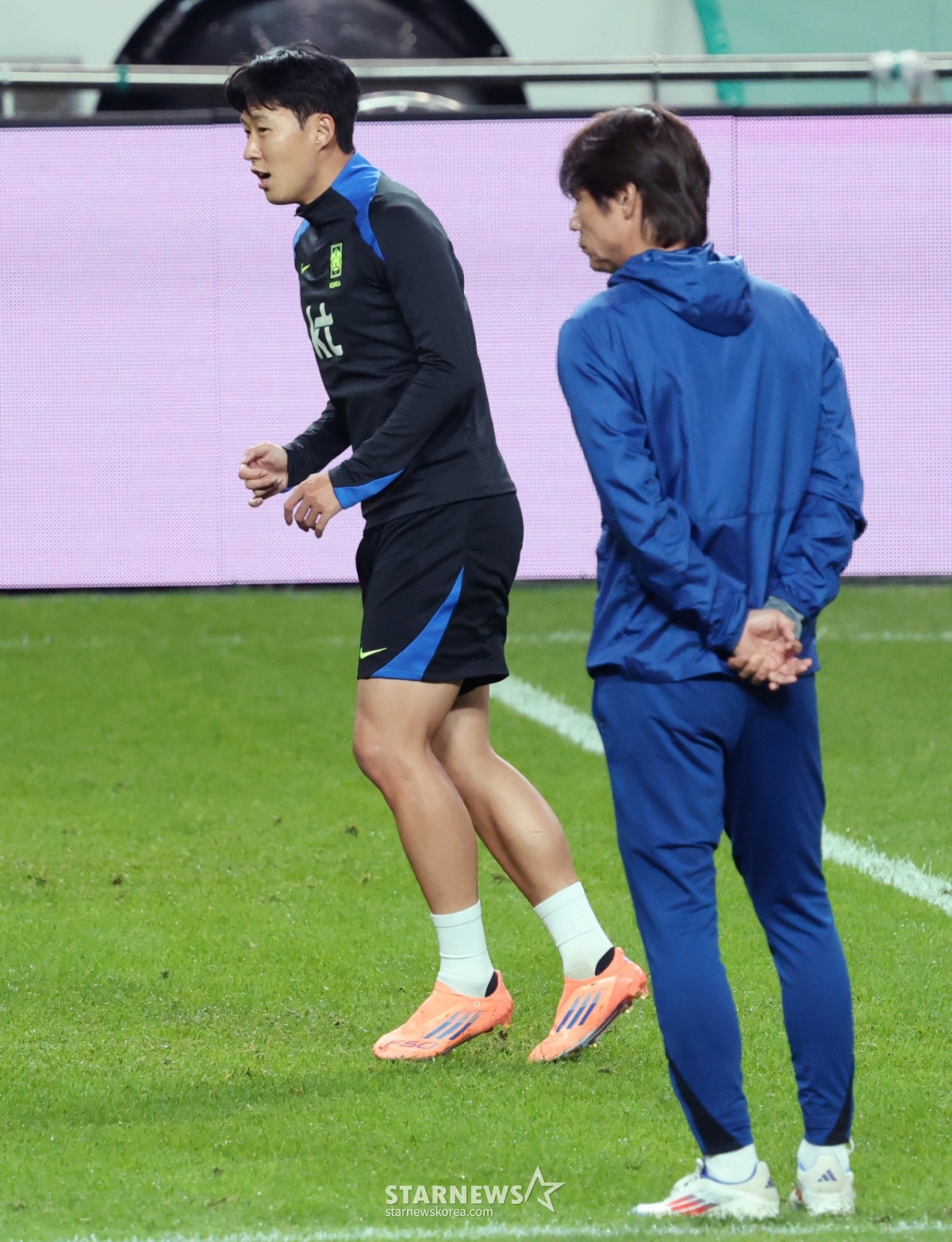 孫興民の代表チームの練習を見守っている洪明甫（ホン·ミョンボ）監督。 /写真=キム·ジンギョン待機者