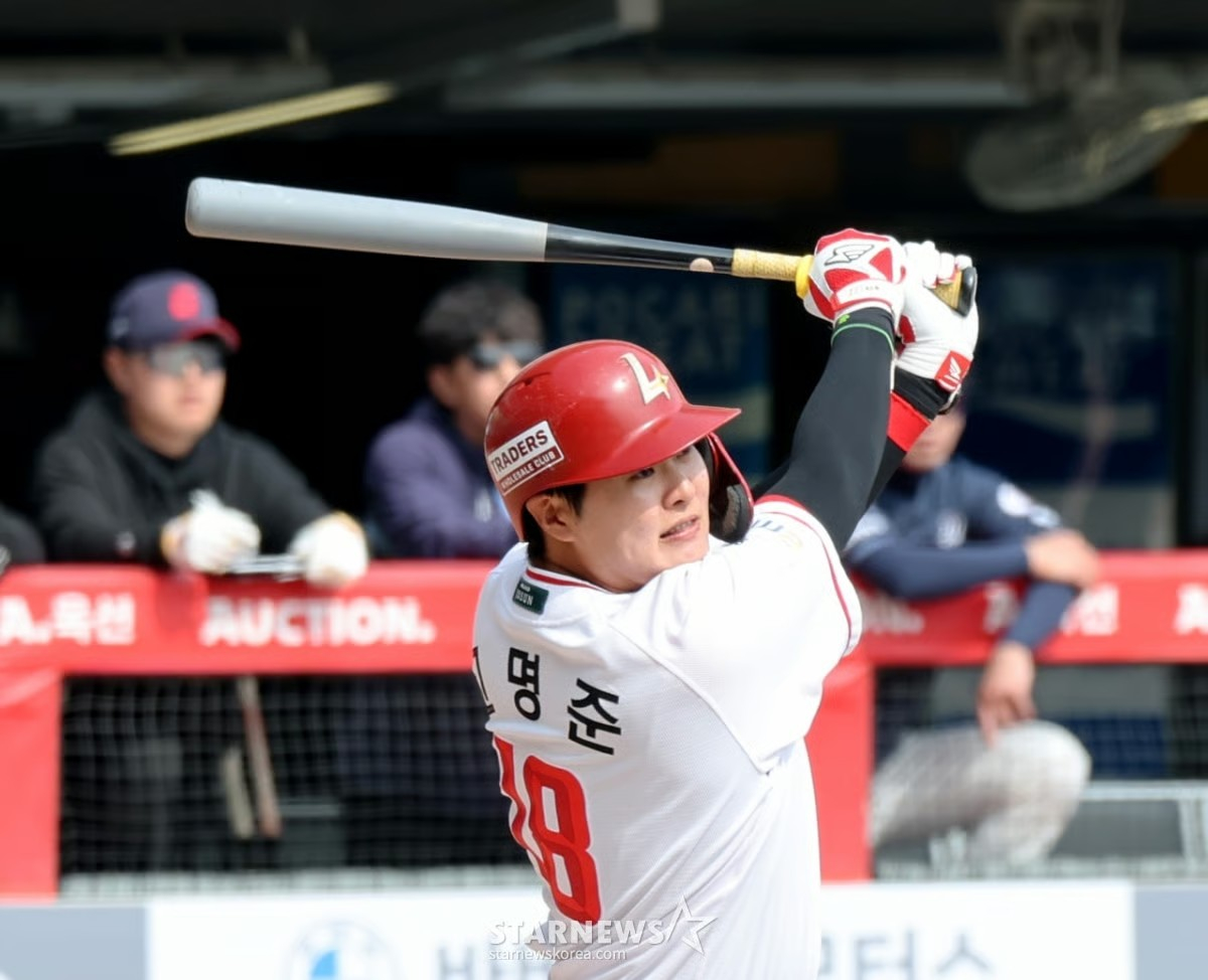 24日，SSG队高明俊在兰德斯球场与乐天队进行的2026职业棒球表演赛第6回合末，面对对方投手朴世雄击出了优越的1分本垒打，并连续击出了本垒打。 =仁川=前任记者姜英祖。