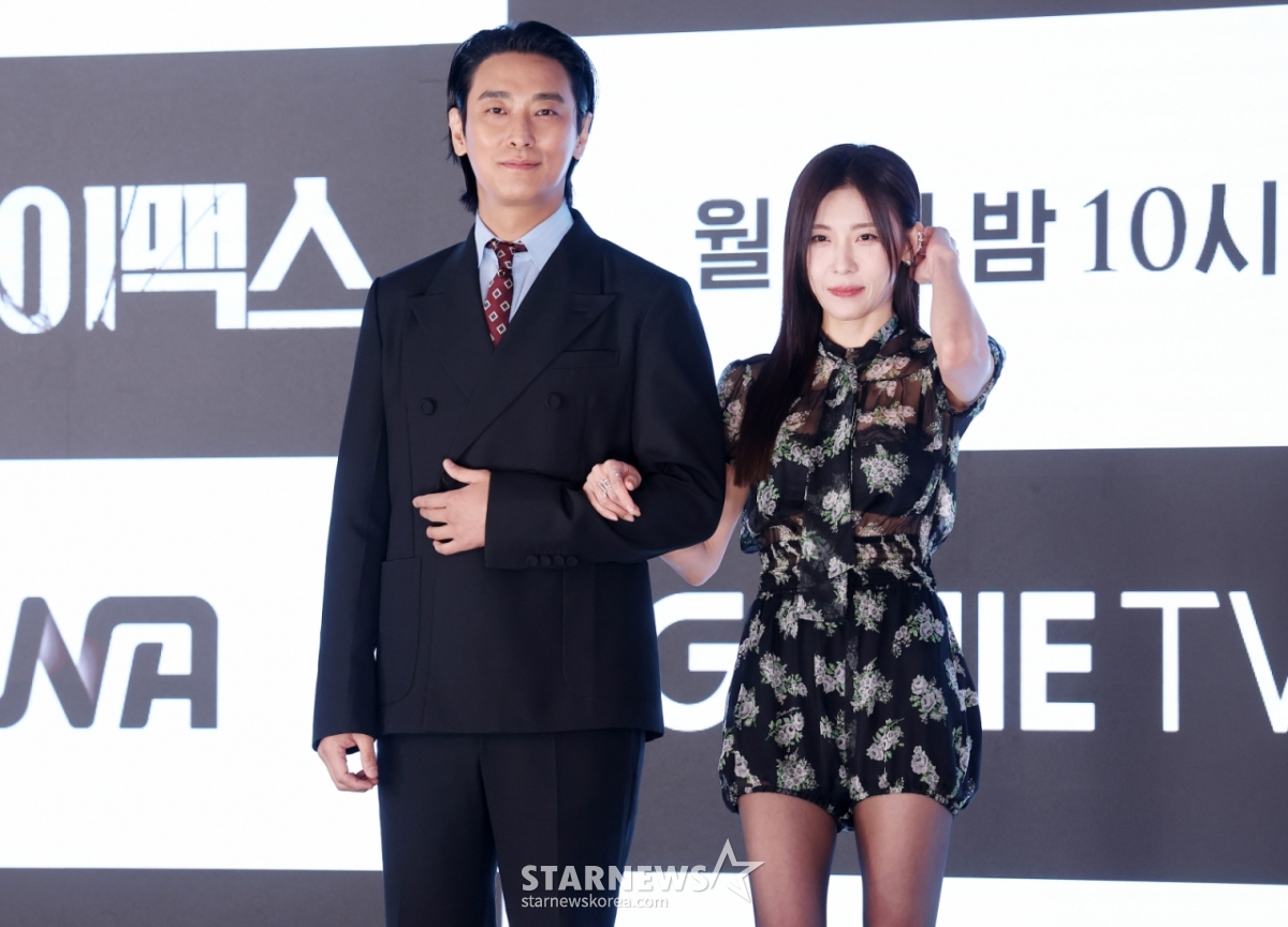 演员朱智勋、河智苑10日出席了在首尔九老区D-Cube City The Saint举行的ENA月火剧《高潮》的制作发布会,并摆出造型,供记者们拍照。 =金辉善/hwijpg@