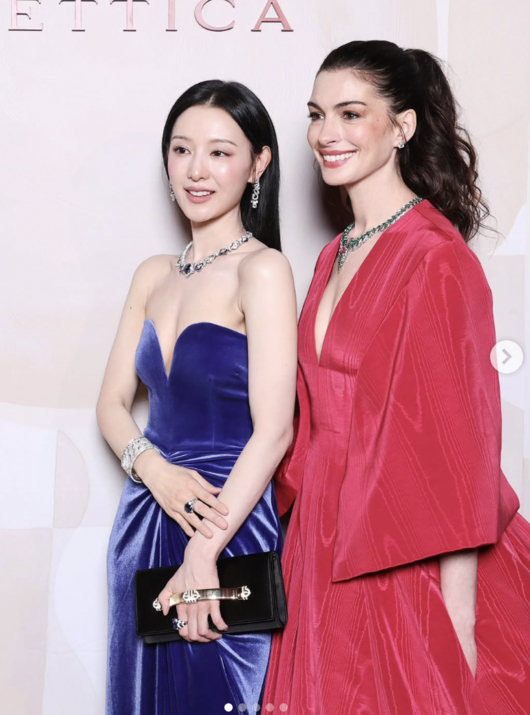 =金智媛和安妮-海瑟薇。