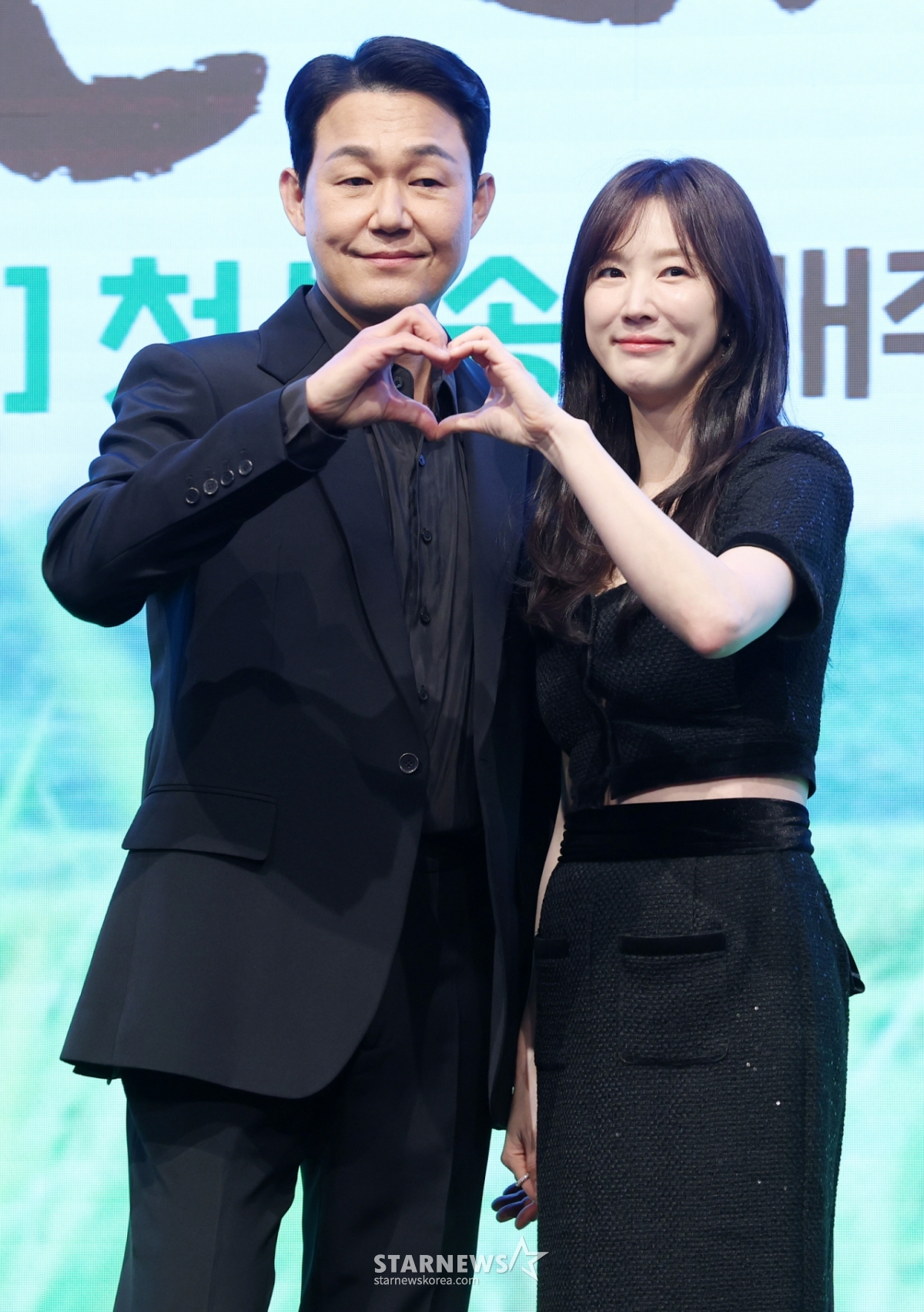 俳優のパク·ソンウン、イ·スギョンが25日、ソウル九老区のディキューブシティのザ·セントで行われたKBS2TVドラマ「深雨面連理里」の製作発表会に参加し、ポーズを取っている。 /2026.03.25 /写真=キム·フィソン hwijpg@