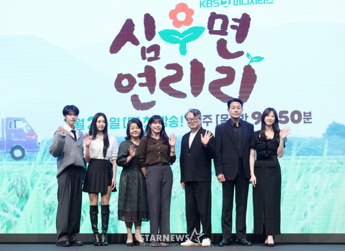 俳優のイ·ジヌ、チェ·ギュリ、ナム·グォンア、チェ·ヨンス監督、俳優のイ·ソファン、パク·ソンウン、イ·スギョンが25日、ソウル九老区ディキューブシティのザ·セントで行われたKBS2TVドラマ「尋牛面蓮里里」の製作発表会に参加し、ポーズを取っている。 /2026.03.25 /写真=キム·フィソン hwijpg@