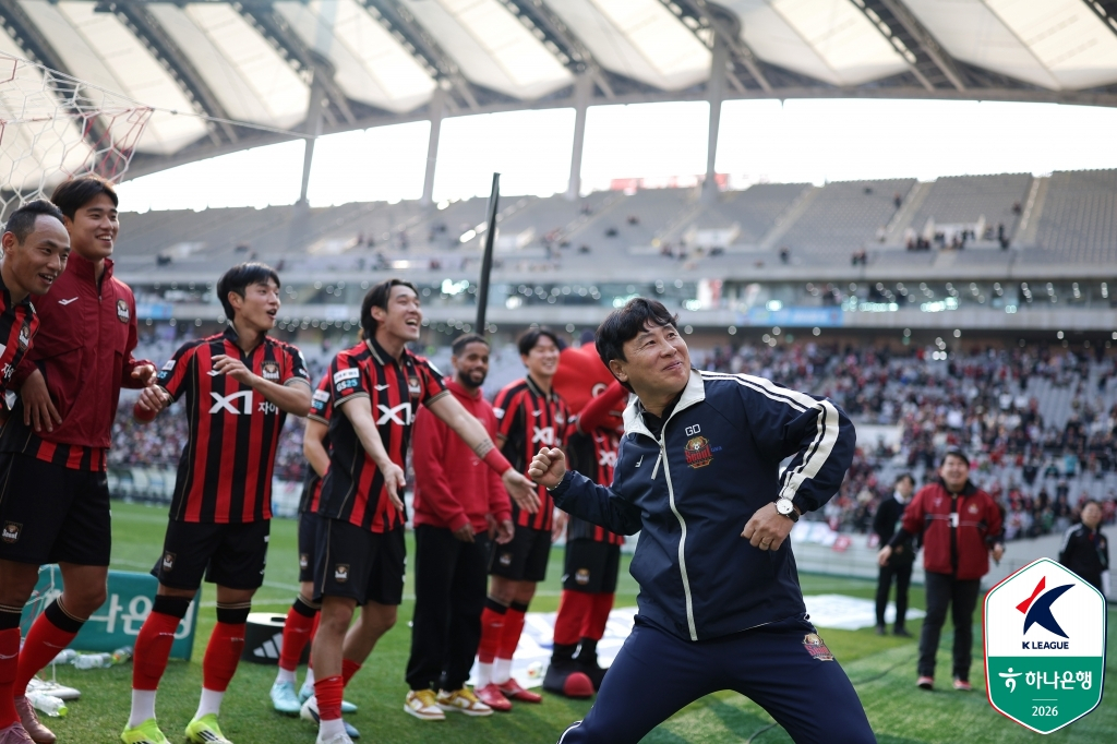 图为，与FC首尔队的球迷一起庆祝胜利的主教练金基东。 =图为，韩国职业足球联盟提供。