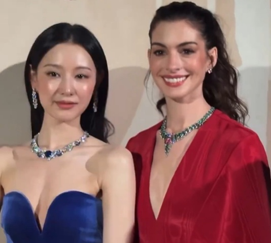 /Photo = Online community