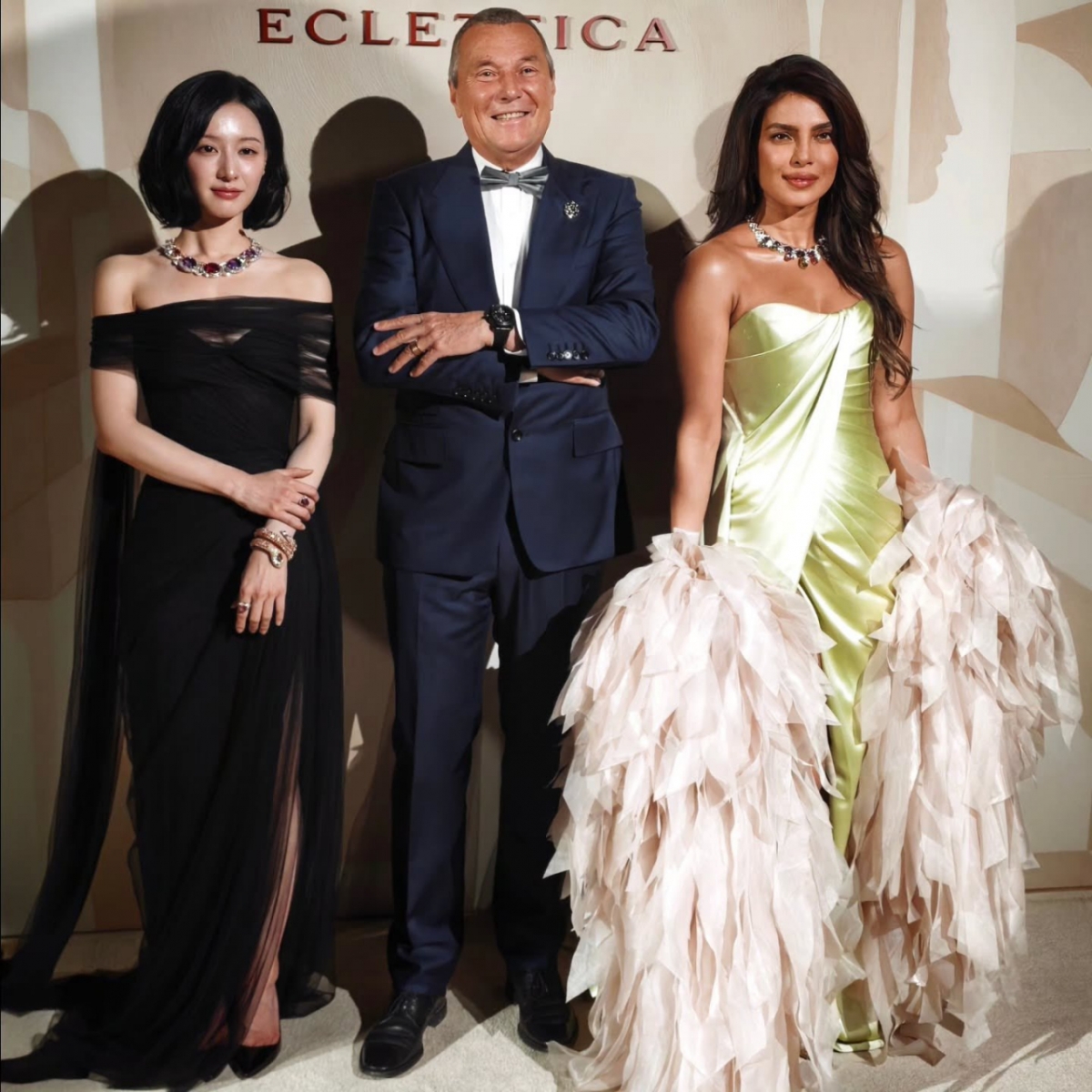 /Photo = Online community