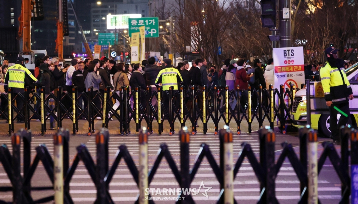 防弹少年团(BTS)回归演出当天的21日,粉丝们和市民们正在经过设在首尔钟路区光化门广场的演出场附近。 =金辉善hwijpg@