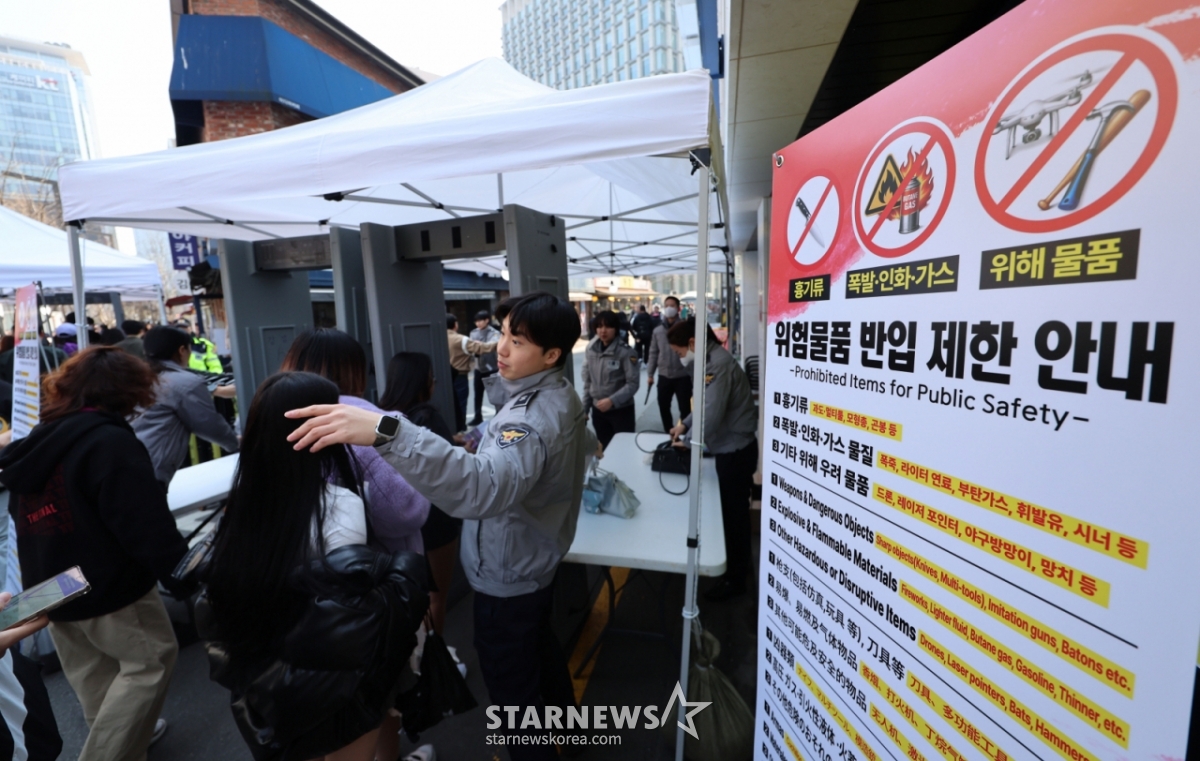 【ソウル=ニューシス】クォン·チャンフェ記者=BTS（BTS）カムバック公演当日の21日、ソウル鍾路区光化門（チョンログ·クァンファムン）広場一帯の出入りゲートで検問検索が行われている。 2026.03.21.kch0523@newsis.com /写真=クォン·チャンフェ