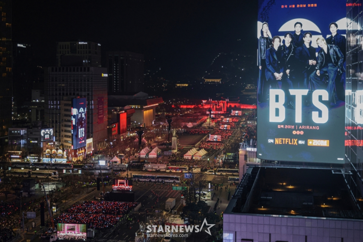 3年9ヶ月ぶりに完全体に復帰するBTS(BTS)の「BTSカムバックライブ:ARIRANG」公演が21日、ソウル光化門広場一帯で行われている。 今回の公演は世界190カ国に生中継される。 2026.03.21 写真共同取材団 /写真=イ·ギボム