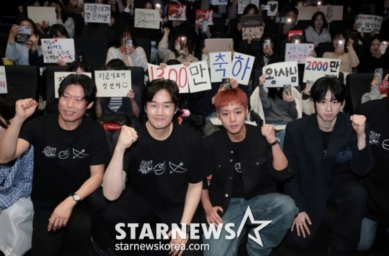 （ソウル=ニュース1）クォン·ヒョンジン記者=映画「王と生きる男」の俳優ユ·ヘジン（前列左から）とユ·ジテ、パク·ジフン、キム·ミンが17日、ソウル江南区COEXメガボックスで1300万観客突破を記念してファンと記念撮影をしている。 2026.3.17/ニュース1 Copyright © ニュース1. All rights reserved。無断転載及び再配布、AI学習利用禁止。 /写真=（ソウル=ニュース1）クォン·ヒョンジン記者