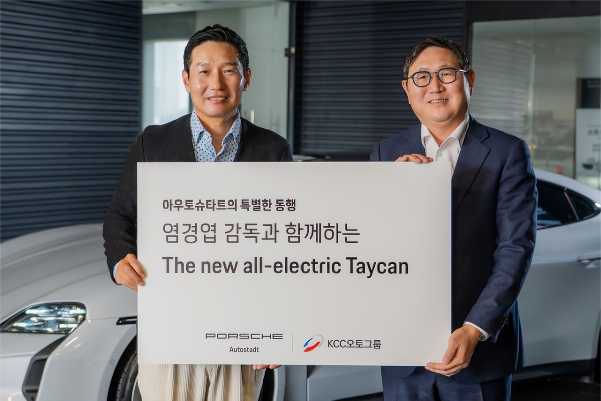 图为，LG双子队主教练廉京烨（左）和Autostadt代表理事李光浩。  =图为，奥托施塔特。