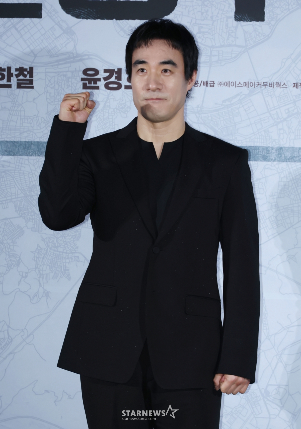 俳優ペ·ソンウが9日午前、ソウルCGV龍山アイパークモールで行われた映画「最後の捜査」(監督パク·チョルファン)製作発表会に参加しポーズを取っている。  2人の容疑者が絡んだ殺人事件の真犯人を捕まえるために、田舎に左遷された刑事ジェヒョクが新入刑事チュンホとソウルに最後の捜査に出てから起こる話「最後の捜査」は来月2日に封切りする。 /2026.03.09 /写真=イ·ドンフン photoguy@