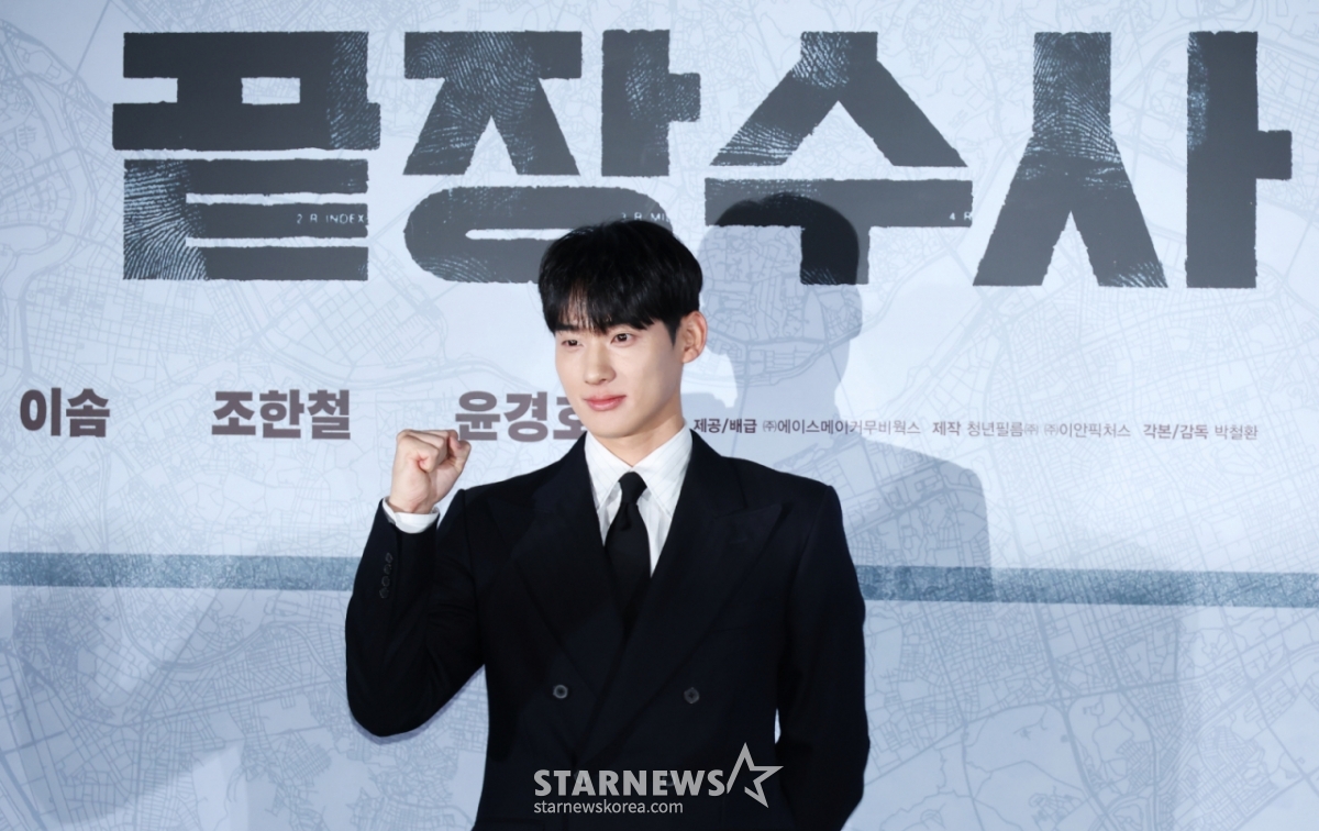 俳優チョン·ガラムが9日午前、ソウルCGV龍山アイパークモールで行われた映画「最後の捜査」(監督パク·チョルファン)製作発表会に参加しポーズを取っている。  2人の容疑者が絡んだ殺人事件の真犯人を捕まえるために、田舎に左遷された刑事ジェヒョクが新入刑事チュンホとソウルに最後の捜査に出てから起こる話「最後の捜査」は来月2日に封切りする。 /2026.03.09 /写真=イ·ドンフン photoguy@