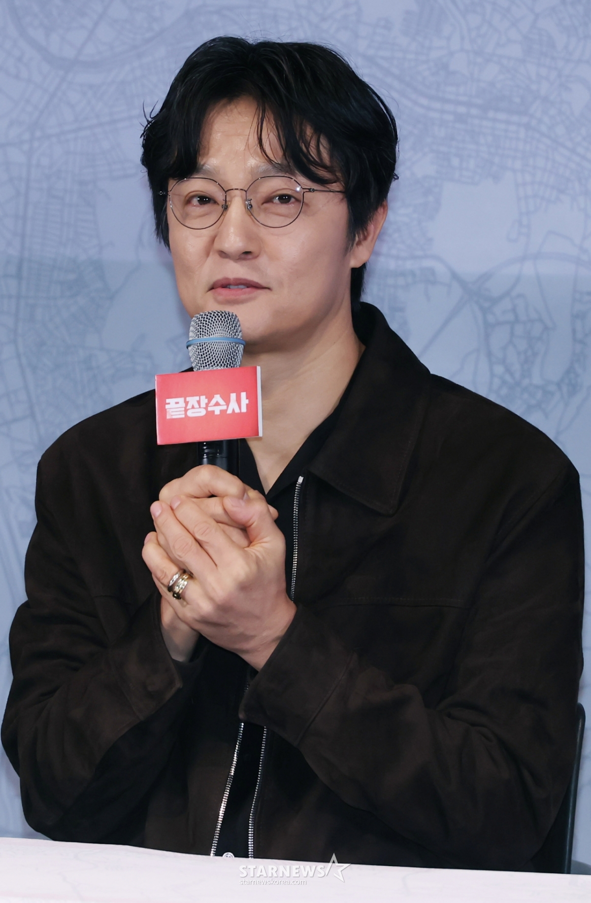 俳優チョ·ハンチョルが25日午後、ソウルCGV龍山アイパークモールで行われた映画「最後の捜査」(監督パク·チョルファン)言論配給試写会および記者懇談会に添席し質問に答えている。 /2026.03.25 /写真=イ·ドンフン photoguy@