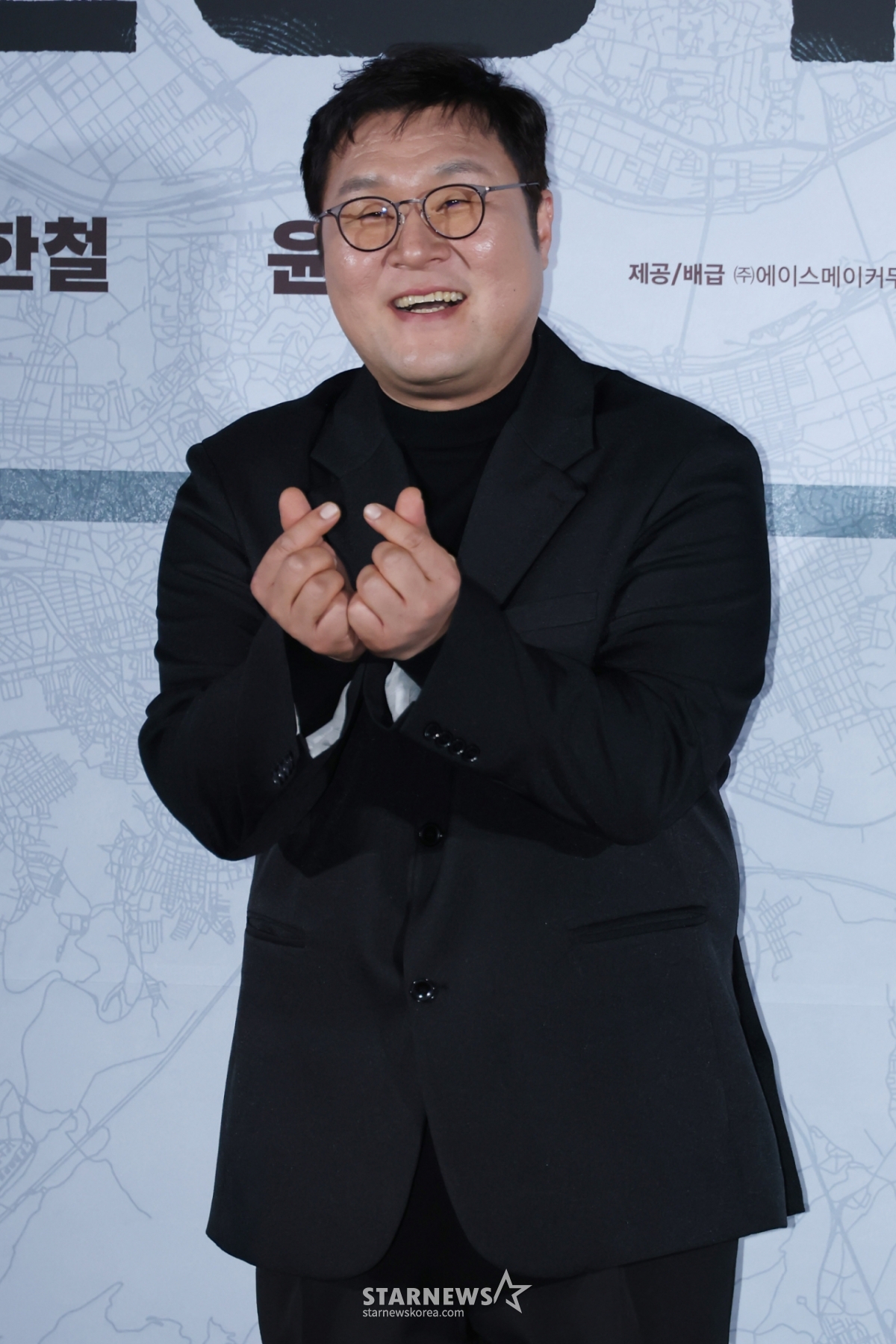 俳優ユン·ギョンホが9日午前、ソウルCGV龍山アイパークモールで行われた映画「最後の捜査」(監督パク·チョルファン)製作発表会に参加しポーズを取っている。  2人の容疑者が絡んだ殺人事件の真犯人を捕まえるために、田舎に左遷された刑事ジェヒョクが新入刑事チュンホとソウルに最後の捜査に出てから起こる話「最後の捜査」は来月2日に封切りする。 /2026.03.09 /写真=イ·ドンフン photoguy@