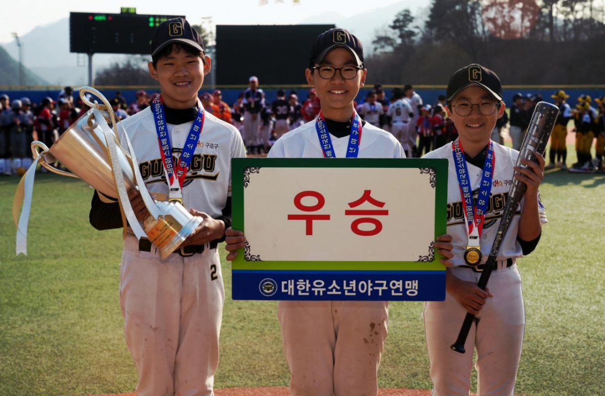 图为，在第9届风暴杯全国青少年棒球大赛上夺冠的首尔九老区青少年棒球队。 =韩国青少年棒球联盟。