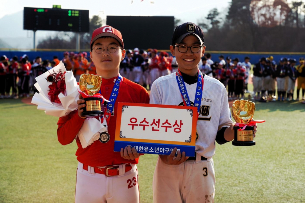 获得大赛优秀选手奖的赵熙俊（左，京畿果川市青少年棒球队）和金佳蓝（首尔九老区青少年棒球队）。 =韩国青少年棒球联盟。