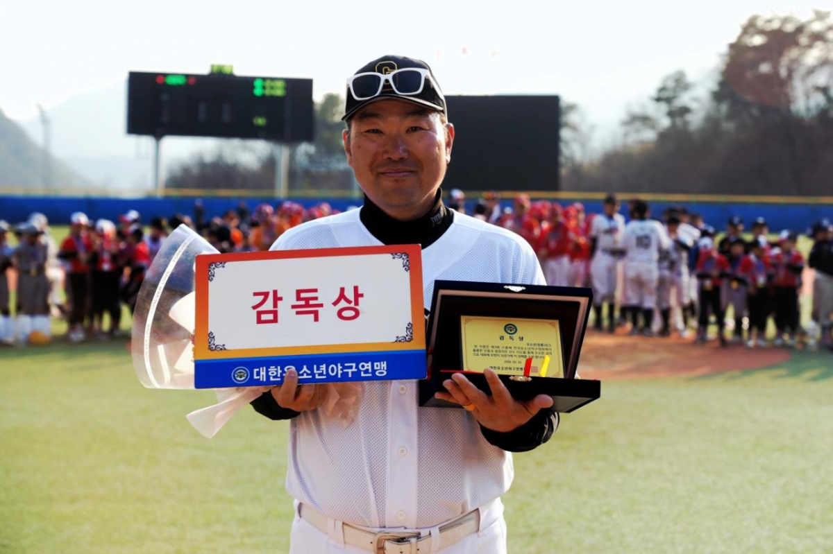 他就是获得最佳教练奖的首尔九老区青少年棒球队的主教练金德焕。 =韩国青少年棒球联盟。