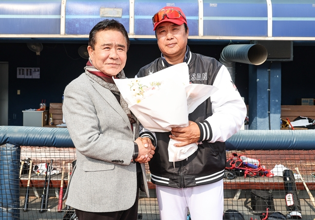 Immediately after the game, Kim Chul-wook, owner of the Ulsan Metropolitan City Sports Council (left), and manager Jang Won-jin. /Photo = Ulsan Wales