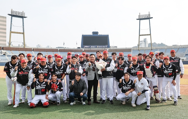 Ulsan team will take a commemorative photo right after the game ends. /Photo = Ulsan Wales
