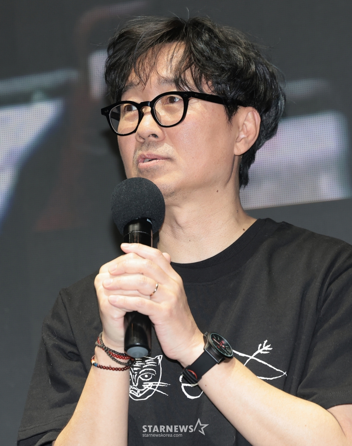 (Seoul = News 1) Phóng viên Kwon Hyun Jin = Đạo diễn Jang Hang Joon của bộ phim "Chàng trai sống với nhà vua" đang gửi lời chào tại sân khấu được tổ chức để kỷ niệm 13 triệu người xem tại COEX Megabox ở Gangnam-gu, Seoul vào ngày 17. 2026.3.17/Tin tức 1 Copyright © Tin tức 1. All rights reserved. Cấm sử dụng AI học và phát tán trái phép. /Ảnh = (Seoul = News 1) Phóng viên Kwon Hyun Jin