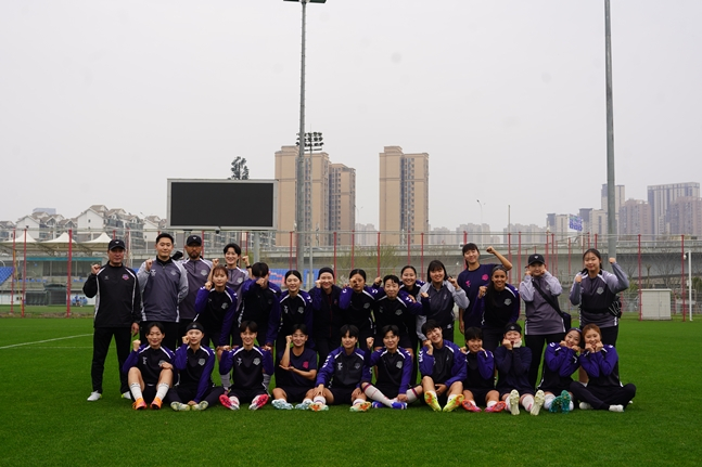 水原FC為民の中国武漢現地訓練後の記念撮影。 /写真=水原FC提供