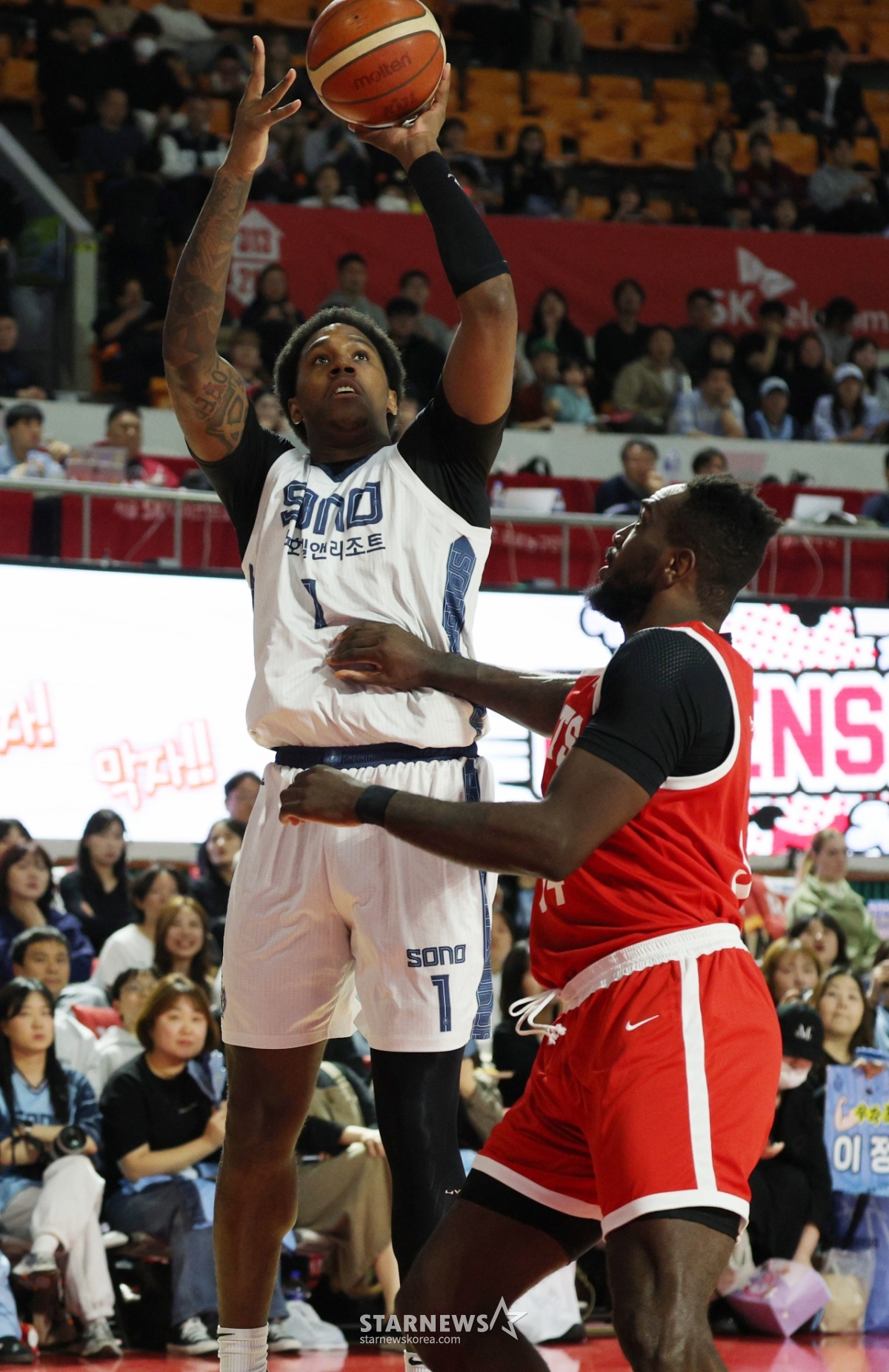 [포토] 나이트 '늦었어 워니'