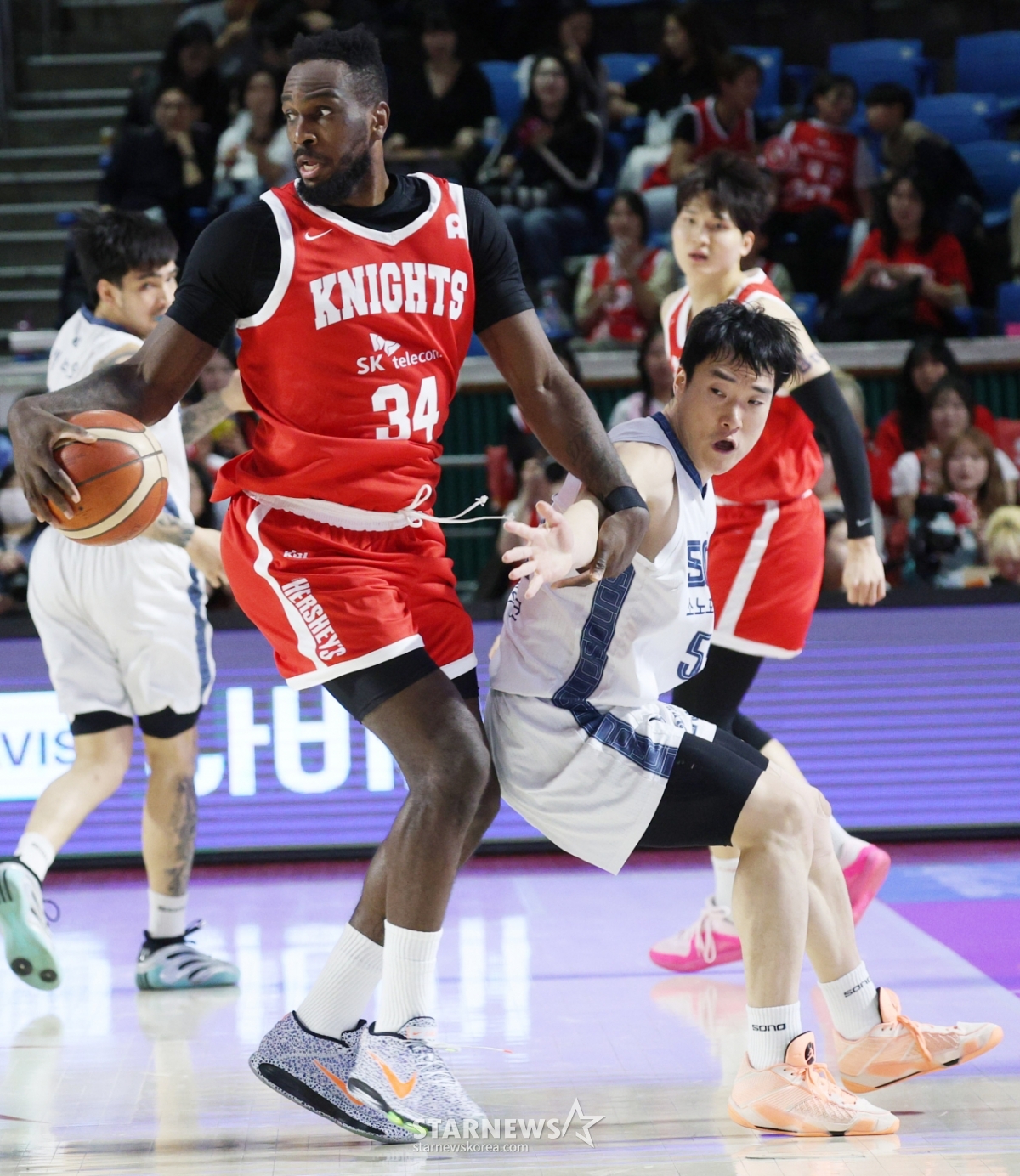 [포토] 자밀 워니, 김진유 애 다루듯