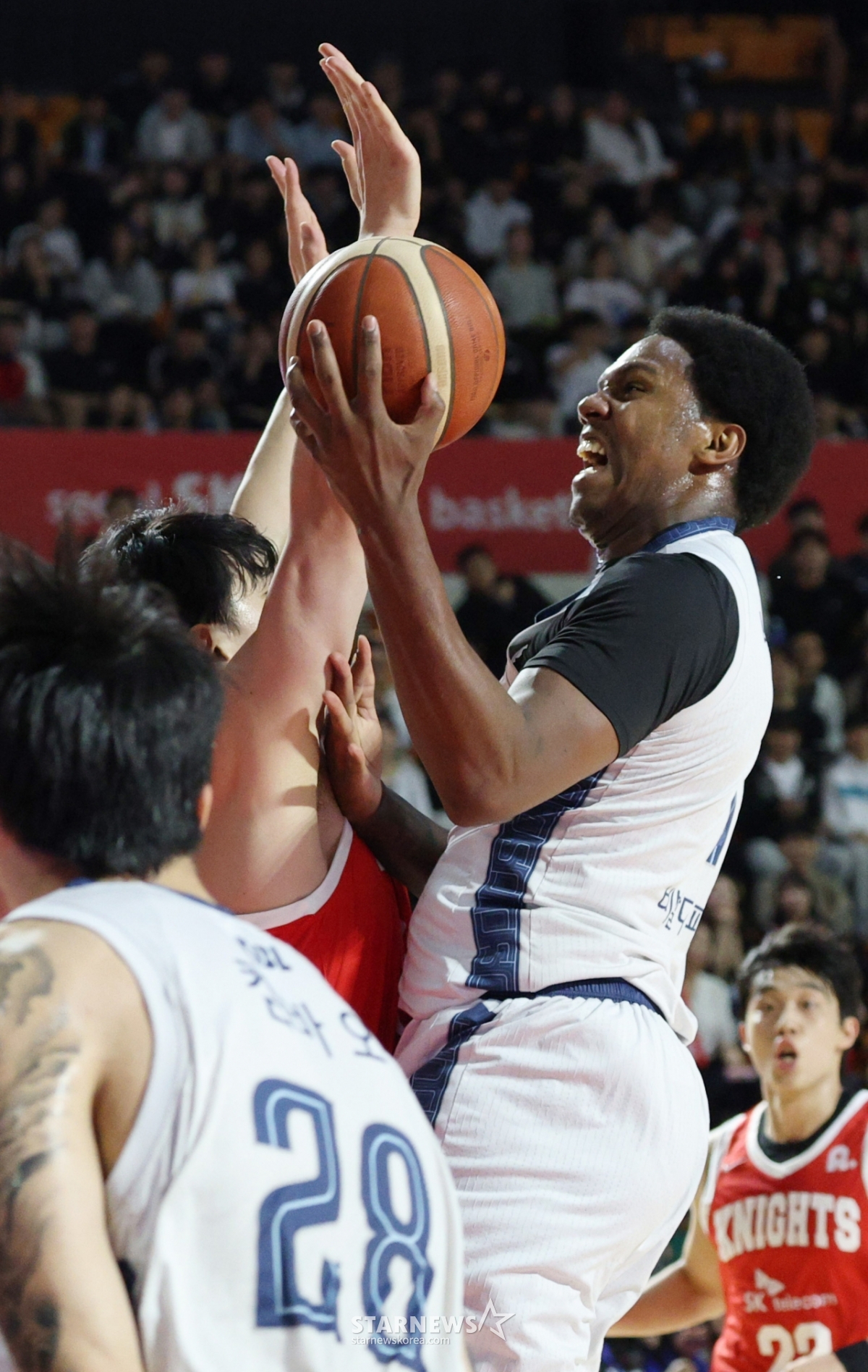 [포토] 나이트 '최부경 늦었어'