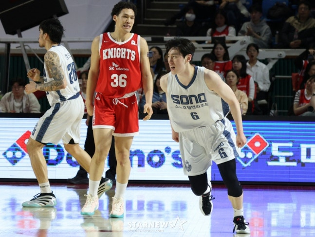 李贞贤（右）在第四节最后阶段投中了3分球。 =照片=金镇京。