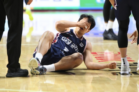 图为许勋抓着鼻骨痛苦不已。 =照片=KBL提供。