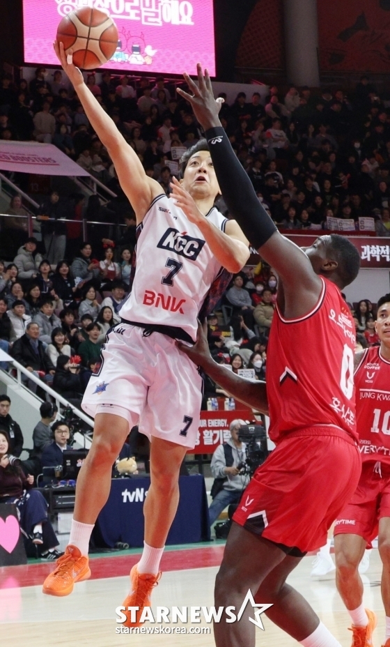 许勋（左）。 =照片=金镇京。