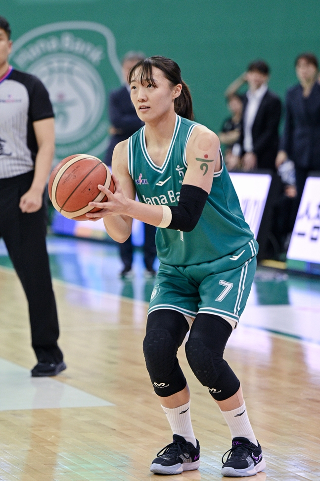 シュートを試みるチョン·イェリム。 /写真=WKBL