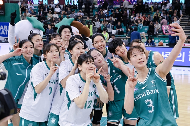 試合終了直後、団体自撮りを撮影するハナ銀行の選手たち。 /写真=WKBL