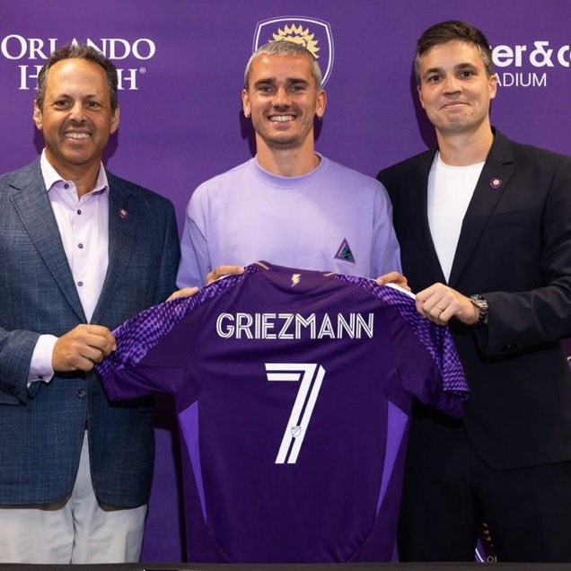 Антуан Гризманн (в центре) улыбается в форме Орландо Сити 7. /Фото =Официальная социальная сеть города Орландо (SNS)