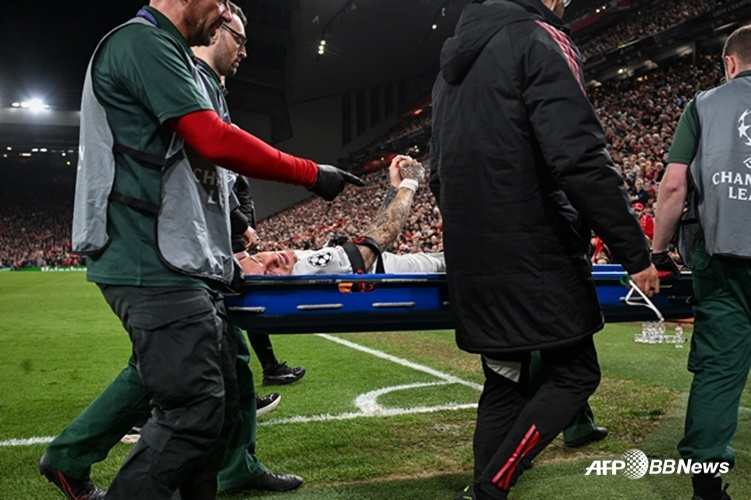 被担架抬走的诺亚。 =法新社BBNews=新闻1。