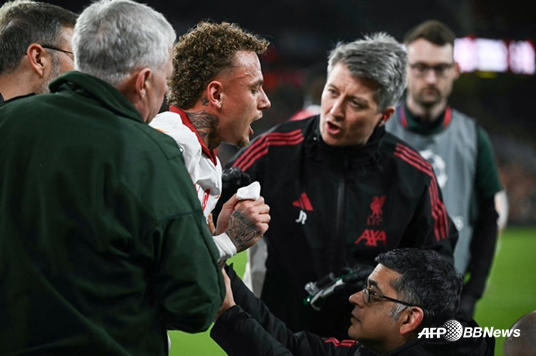 诺亚朗捏着手指痛苦着。 =法新社BBNews=新闻1。