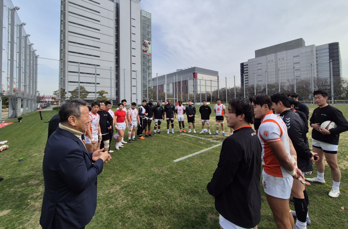 Chủ tịch Tập đoàn tài chính OK Choi Yoon, người đang đến thăm và khích lệ đội bóng bầu dục Eutman đang trong quá trình huấn luyện tại Nhật Bản. /Ảnh = OK Tập đoàn tài chính cung cấp đoàn thể thao
